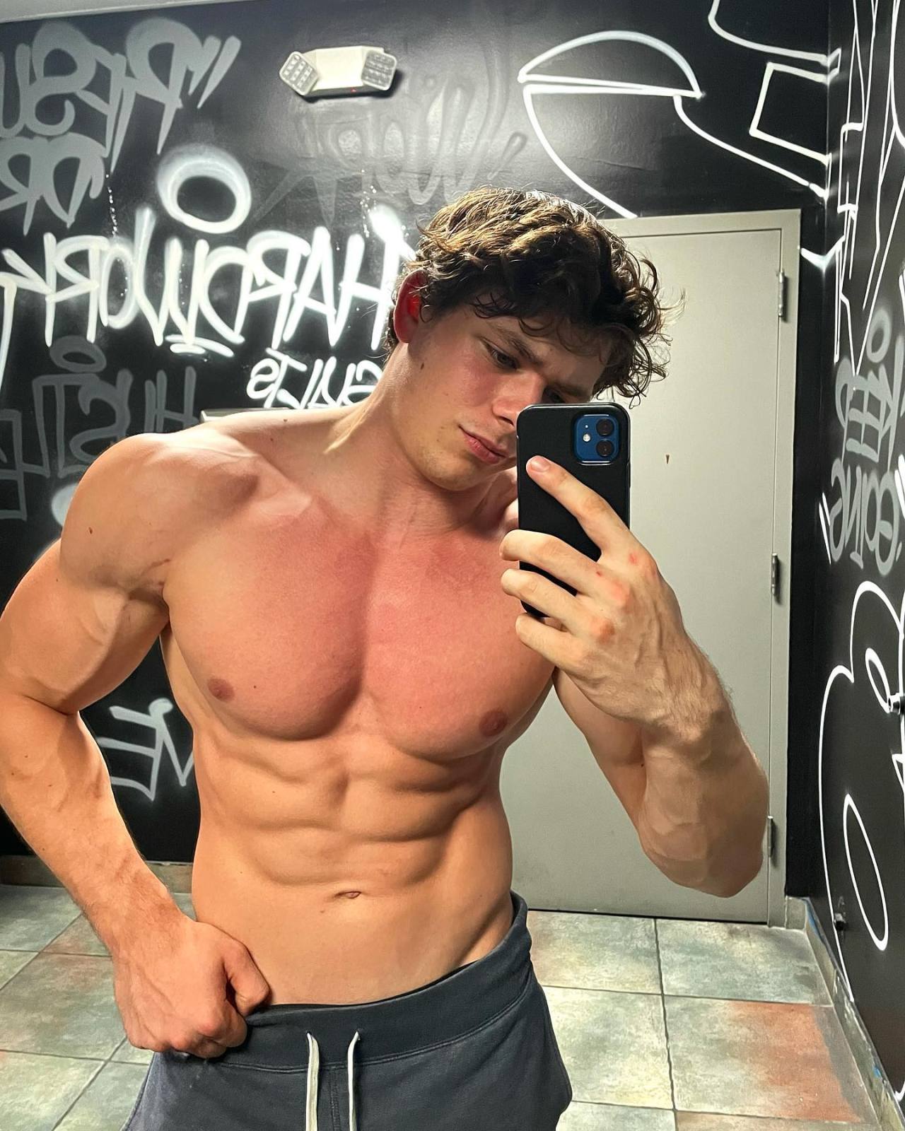 strong-young-shirtless-guy-julian-ryerson-teen-muscle-hunk-selfie