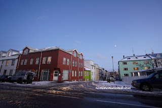 アイスランド　レイキャビク　市街地　雪　夜明け　道