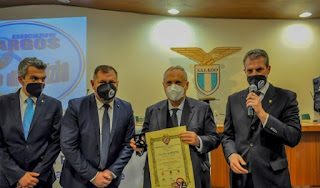 I dirigenti dell'Associazione ARGOS durante una premiazione con il Presidente Lotito