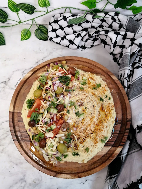 Palestinian Hummus, Palestinian food, Palestinian cuisine, hummus, Palestine, Middle Eastern cuisine, food, food blog, food blogger, food photography, tiktok food, tiktok recipe, chickepeas, garlic, keffiyeh, pinterest food, food flatlay, Palestinian pita bread, pita bread, Palestine London march, olives, olive oil, za'atar, sumac, tanini, home-made hummus, hummus recipe, loaded hummus, healthy food, healthy recipe, appetiser, appetizer, side dish, easy recipe, almonds, spicy fusion kitchen