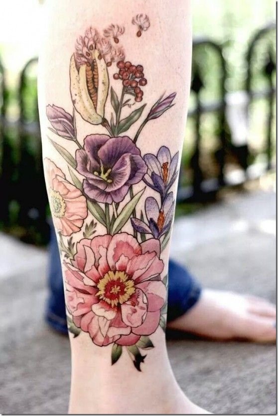 de_magnifiques_fleurs_de_la_jambe_de_tatouage