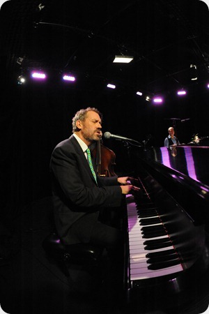 Hugh-Laurie-performing-at-the-Y-Music-studios