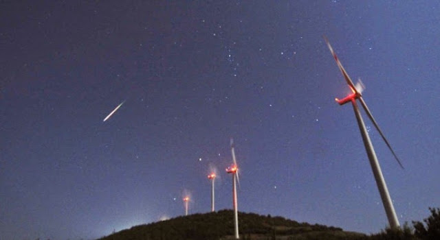 Hujan meteor Perseid melintasi langit di atas ladang pertanian di Bogdanci, Makedonia
