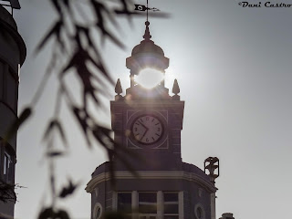 El reloj de la plaza de España de Ferrol es una de las cosas que ha permanecido inmutable en el tiempo desde que yo tengo recuerdo de esta plaza de Ferrol