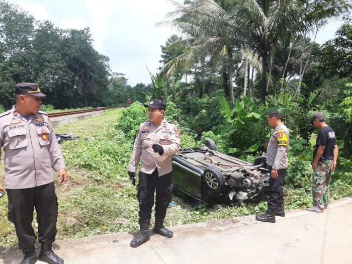 Minibus Angkut 7 Penumpang Tertabrak Kereta Api di Petir Serang, Polisi Olah TKP