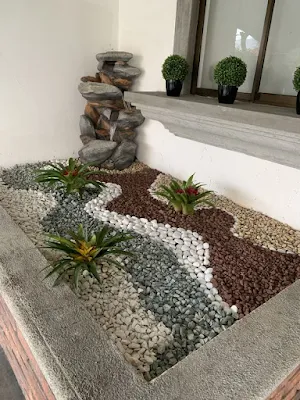 Um jardim zen, também conhecido como jardim de pedras, é uma forma de jardim japonês que consiste em uma área pequena e muitas vezes cercada por uma parede baixa, preenchida com areia ou cascalho, rochas e pedras. O objetivo é criar um espaço meditativo e contemplativo que possa ajudar a acalmar a mente e promover a tranquilidade.