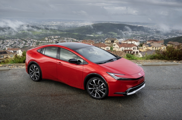 El Prius Prime 2023 de Toyota ofrece hasta 81 km de autonomía eléctrica, tres versiones y más potencia