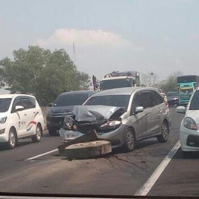 mobilio ini nabrak ban serep truk di tol