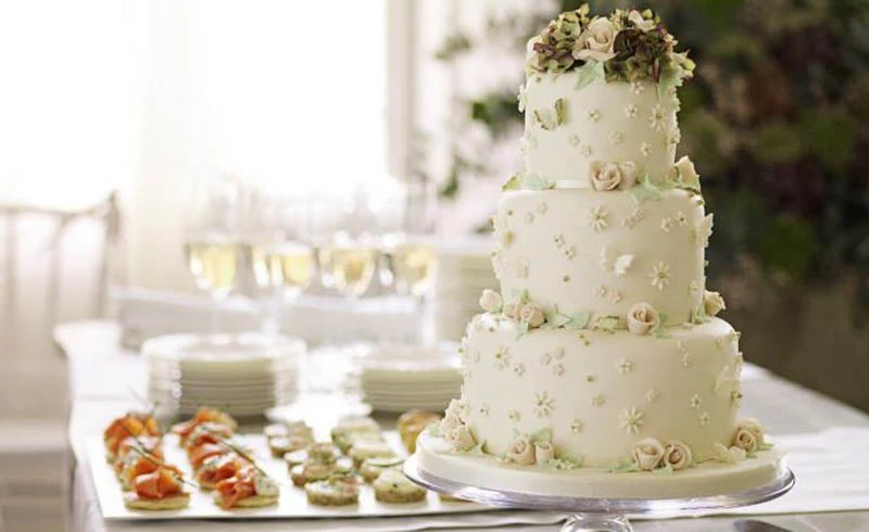  This Is Why Your Wedding Cake Is So Expensive