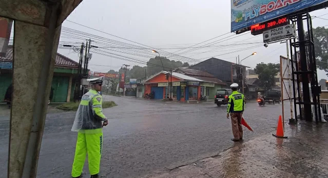 Keren!! Meski Diguyur Hujan Deras, Polisi di Purbalingga Tetap Atur Lalu Lintas