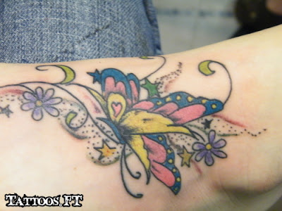Tatuagem com Borboleta colorida no pé