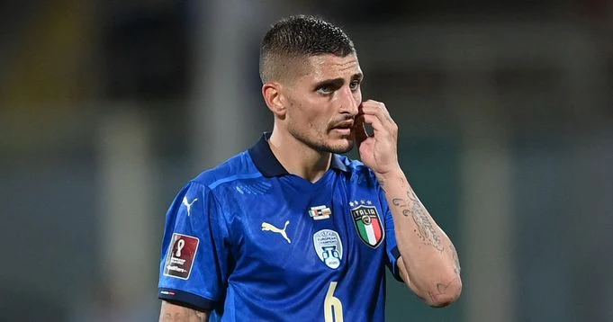 PSG midfielder Verratti leaves Italy national team with knee discomfort.