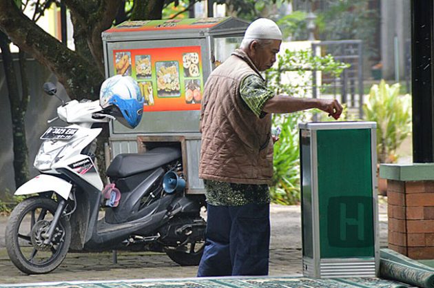 Mengatasi Seret Rezeki dengan Bersedekah