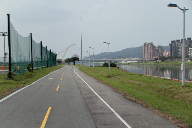 台北河濱公園自行車道 基隆河左岸鐵馬行