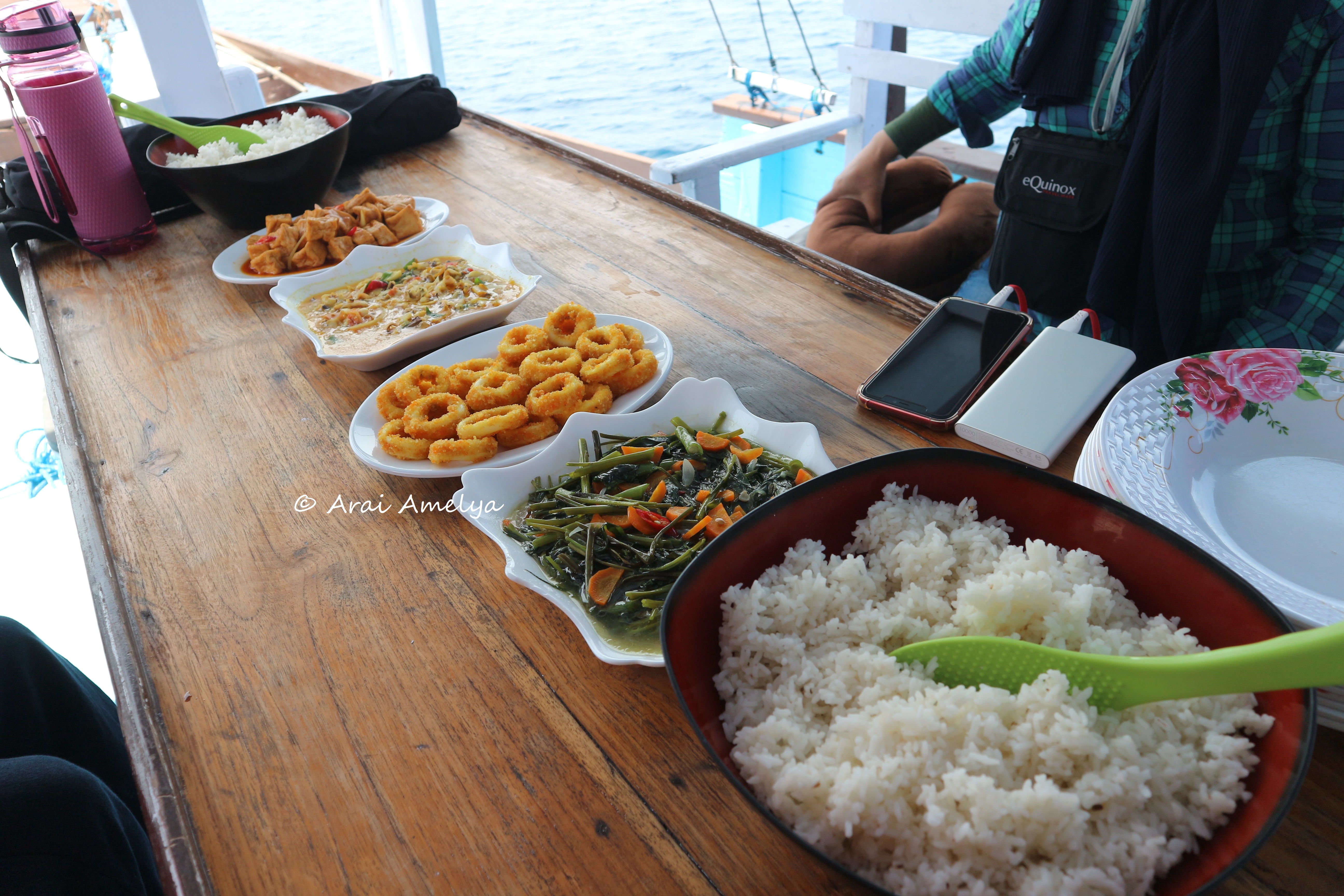 menu makan siang di kapal laut