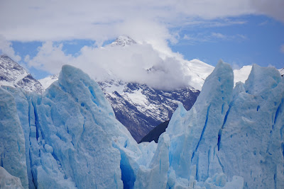 Perito Moreno: Point de vue sur un sommet en arrière plan