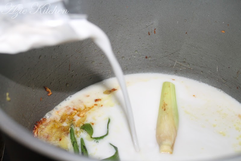 Nasi Lemak Dengan Ayam Goreng Berempah - Azie Kitchen