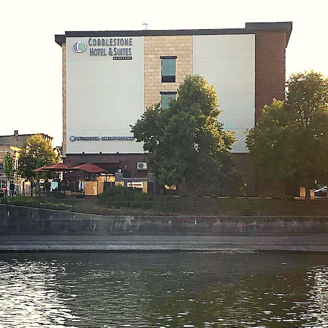 Evening view of Cobblestone Hotel & Suites along the Rock River.