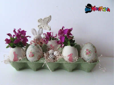 Composizione pasquale con cartone delle uova e uova decorate
