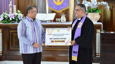 Serahkan Bantuan di GMIT Imanuel Oepura, PJ. Walikota Kupang Minta Jaga Kekondusifan Kota 