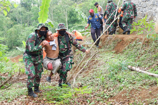 Hadapi Musim Penghujan, TNI Gelar Simulasi Tanah Longsor di Desa Nglegok