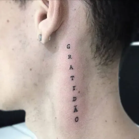 tatuagem na lateral do pescoço escrito gratidão