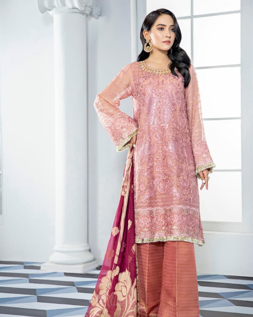 Pakistani Actress New fashion dress for Girls 2021, New Designer Dress images 2021, Dress Design images For Girl, New fashion dress for girl 2021, Dress Designs images 2021, New style dress for Girl, New Dress Design 2021 in Pakistan