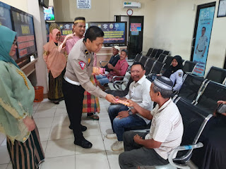 Momen Hari Jadi Sulsel ke-353, Kanit Regident Satlantas Polres Pangkep Bagi Coklat ke Wajib Pajak