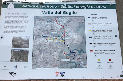 Signs along trail 268 to Cinque Laghi.