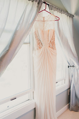 Vestido de novia colgado en la ventana
