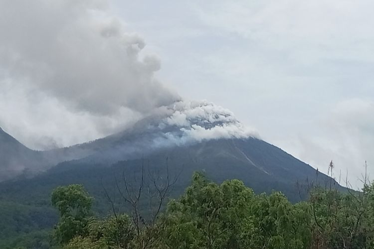 Selain Semeru, Gunung Lewotobi Laki-laki di NTT Juga Alami Erupsi