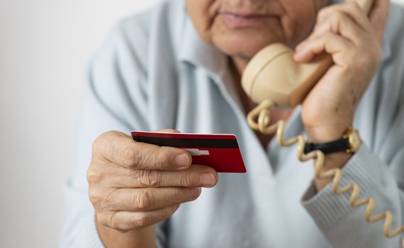 Alertan sobre una nueva estafa telefónica a adultos mayores