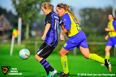 Angelique Hage van Smerdiek in duel met Lindy Hogedoorn van Berkel.