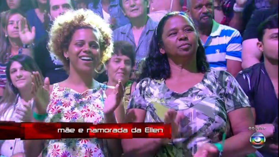 Lésbica assumida, Ellen Oléria segue no Reality Show The Voice Brasil, da Globo, e durante sua apresentação, a emissora mostrou sua namorada ao lado da mãe. Assista vídeo a baixo. (Foto: Reprodução/TV Globo)