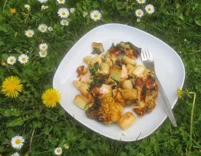 Trümmer-Omelett mit Spargel, Lachs und Mangold