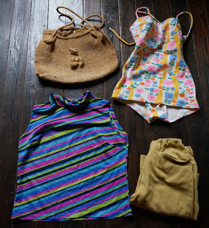 un haut rayé , un maillot de bain, un pantalon corsaire , un sac en raphia ,  tout celà des années 60  60s floral swimsuit , slack, striped sleeveless top , raffia bag 