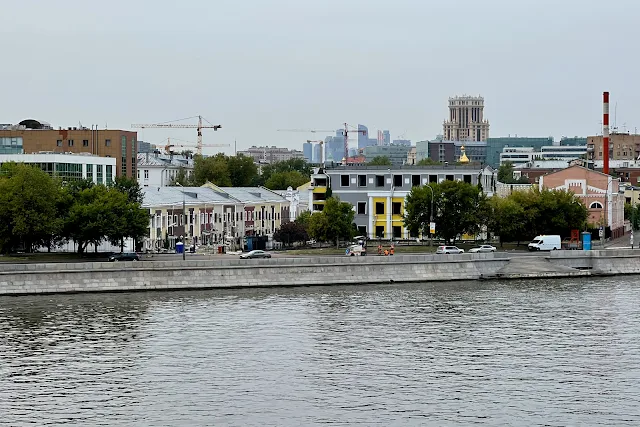 Крутицкая набережная, Москва-река, вид на Дербеневскую набережную