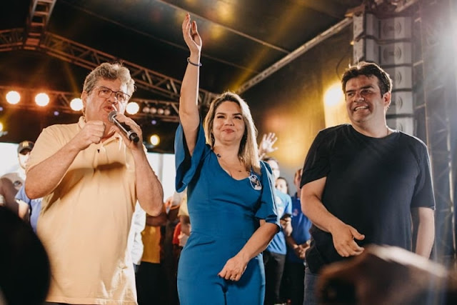 Ao lado da prefeita Karla Pimentel, João comanda megacomício em Conde