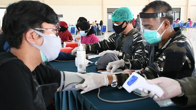 Terus Laksanakan Vaksinasi Bagi Masyarakat, TNI AL Lantamal V Layani Ratusan Warga Surabaya