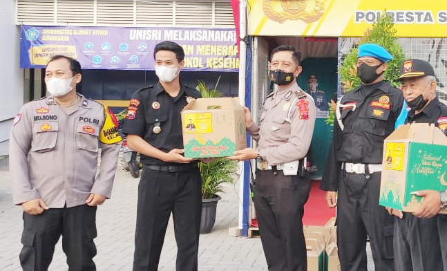 115 Paket Sembako Sebagai Apresiasi Senkom Mitra Polri Kota Solo untuk Petugas Pengaman Mudik Lebaran