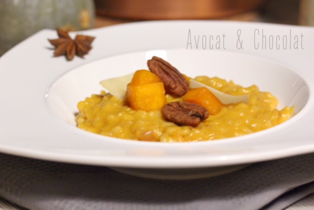 alt="risotto à la courge dans une assiette blanche et des noix de pékan grillées sur le dessus"