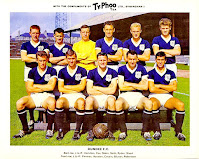 DUNDEE FOOTBALL CLUB - Dundee, Escocia, Reino Unido - Temporada 1963-64 - Alex Hamilton, Bobby Cox, Bert Slater, Bobby Seith, George Ryden, Alex Stuart; Andy Penman, Doug Houston, Alan Cousin, Alan Gilzean y Hugh Robertson - 6º clasificado en la Scottish Division One