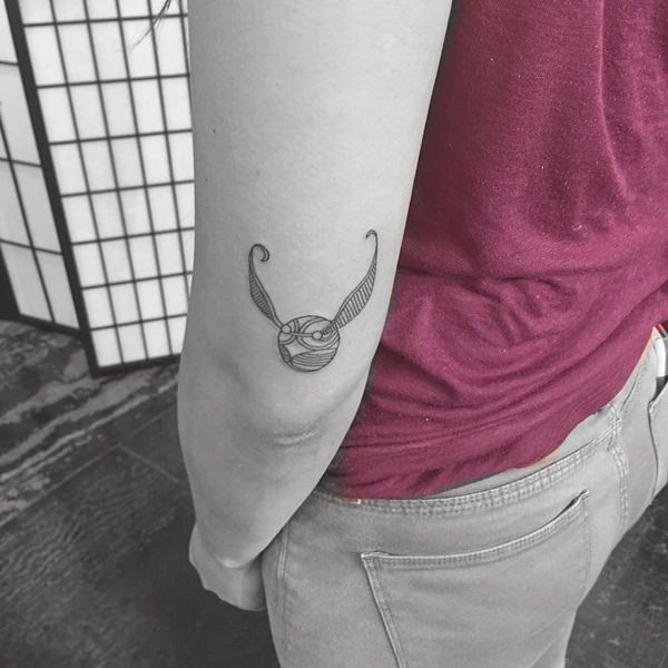 Esta mão desenhos de tatuagem para a menina é linda e na moda nos dias de hoje
