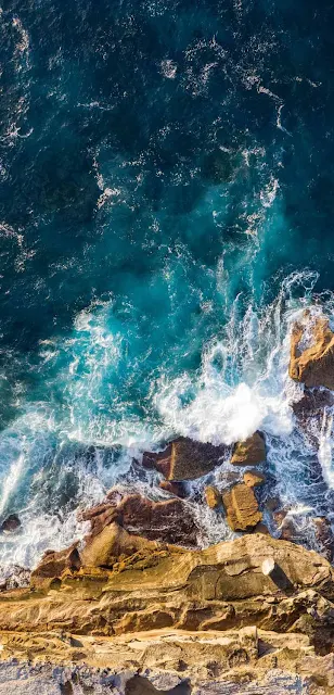 4k iPhone Wallpaper: Crashing Sea Waves and Rocks