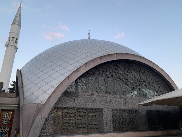 مسجد الشاكرين في إسطنبول تحفة معمارية عصرية بلمسات أنثوية