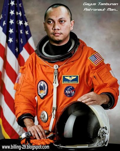 https://blogger.googleusercontent.com/img/b/R29vZ2xl/AVvXsEhGrHITZHhNVLTy9ZC8FHvYoqMMZt46rIVeSnHPyhc9fupLJ7lJSLDHKoF2oY0GmDegW9CG4kNdVzCkN9Np05mH2VBZpLbbUirHgIJCzEG5yvZzCdKyqQfWog4KmGd-9k7UKG3qQ0VHLOcr/s1600/Gayus+Tambunan+seorang+astronot.jpg