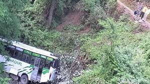 चौपाल के पुलबाहल में निजी बस दुर्घटनाग्रस्त