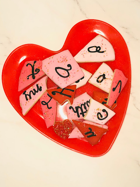 How to cut a puzzle cookie,Valentines cookies ideas,valentines,cookie decorating blogs,easy cookie decorating,owl cookie,puzzle cookie,how to make a puzzle cookie,easy Valentines cookies,DIY Valentines gifts ideas