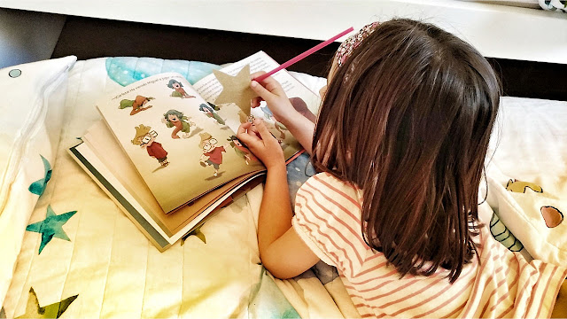 Leia leyendo el cuento de María en su cuarto, nada más recibirlo en casa.