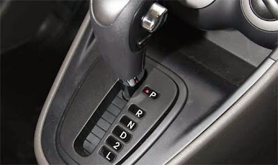 pedal tuas transmisi otomatis pada mobil